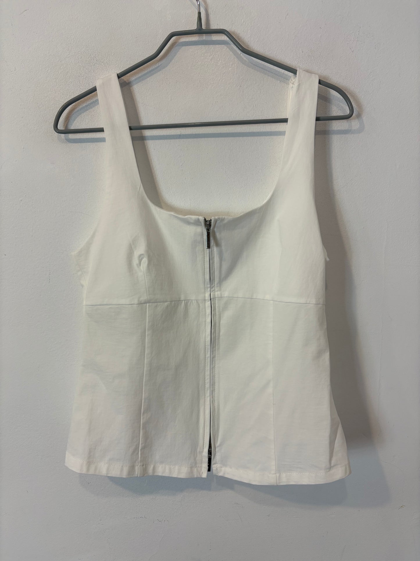 MANGO. Top blanco con detalle de cremallera