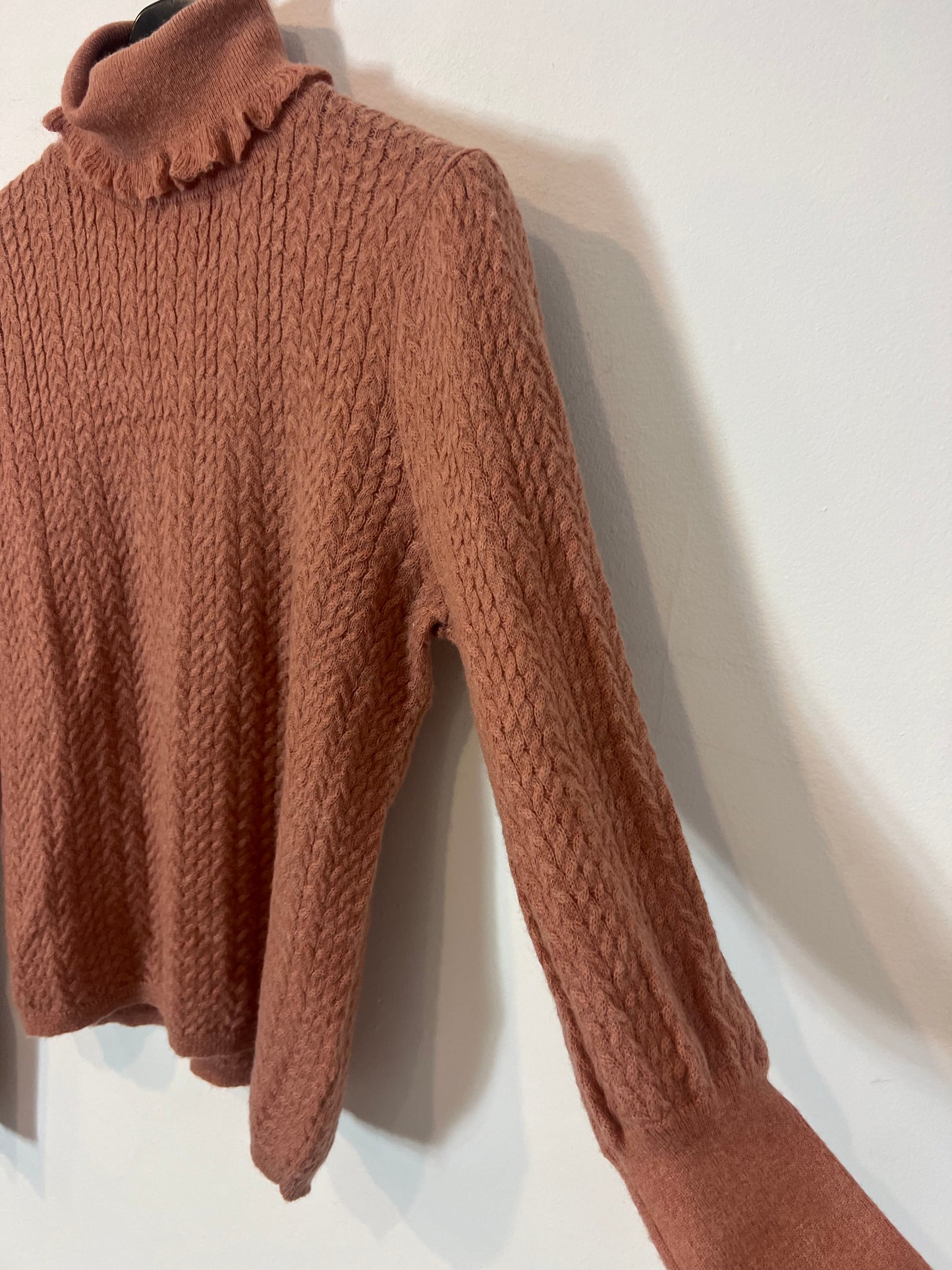 LOUISE MISHA. Jersey rosa salmón cuello alto  T.36