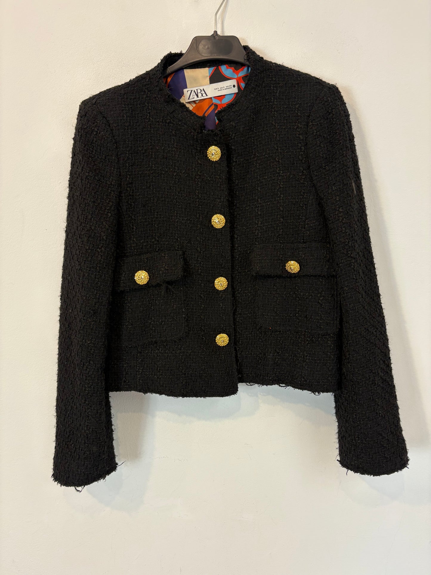 ZARA. Chaqueta negra tweed botones dorados