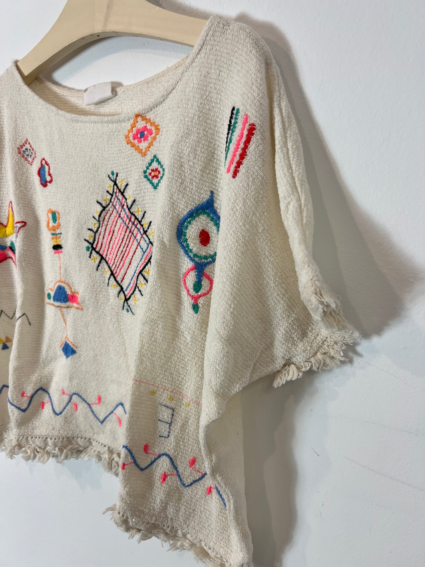 ZARA. Top textura dibujos bordados. T 7 años