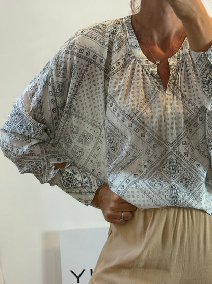 MAGALI PASCAL. Blusa blanca oversized blanca estampada