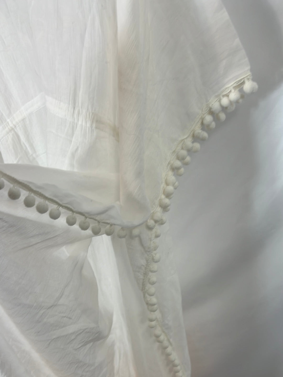 MATHILDE Á LA PLAGE. Caftán blanco detalles tie dye. T S