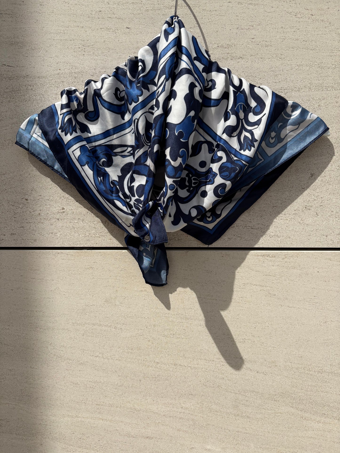 MANGO. Pañuelo azul estampado