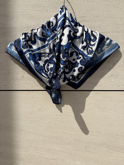 MANGO. Pañuelo azul estampado