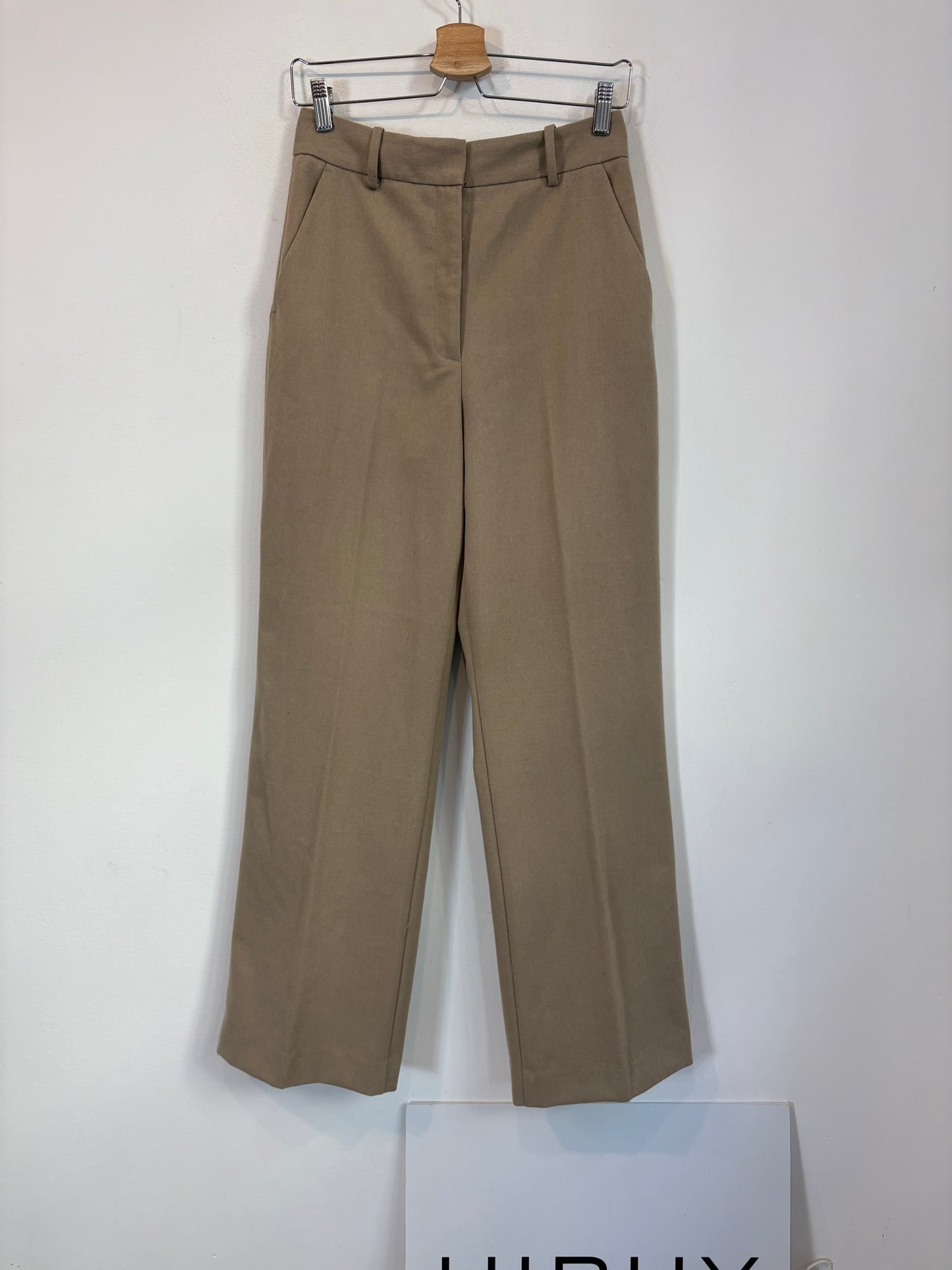 ZARA. Pantalón beige pinzas. T S