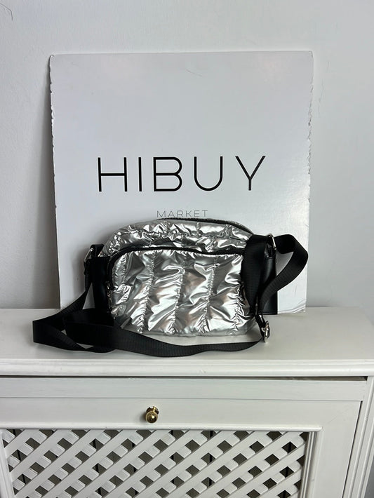 OTRAS. Bolso plateado acolchado bandolera