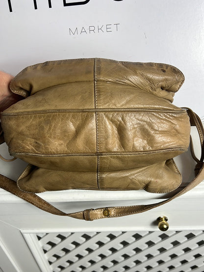 OTRAS. Bolso beige piel logo