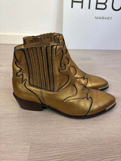 TORAL. Botines dorados piel