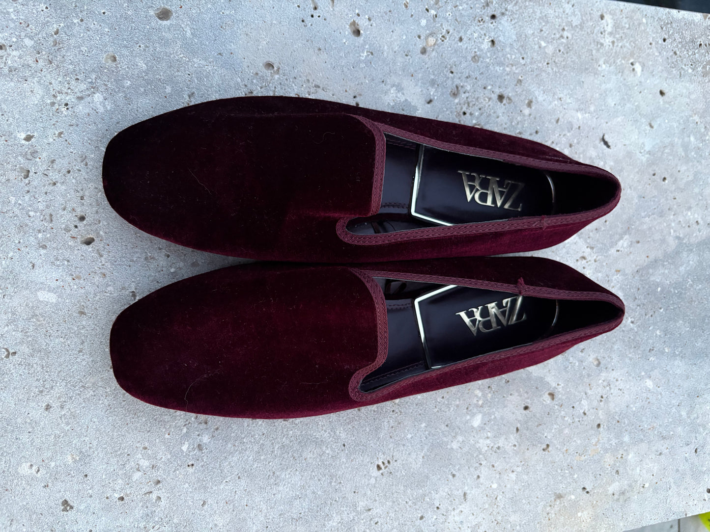 ZARA. Mocasines terciopelo burdeos