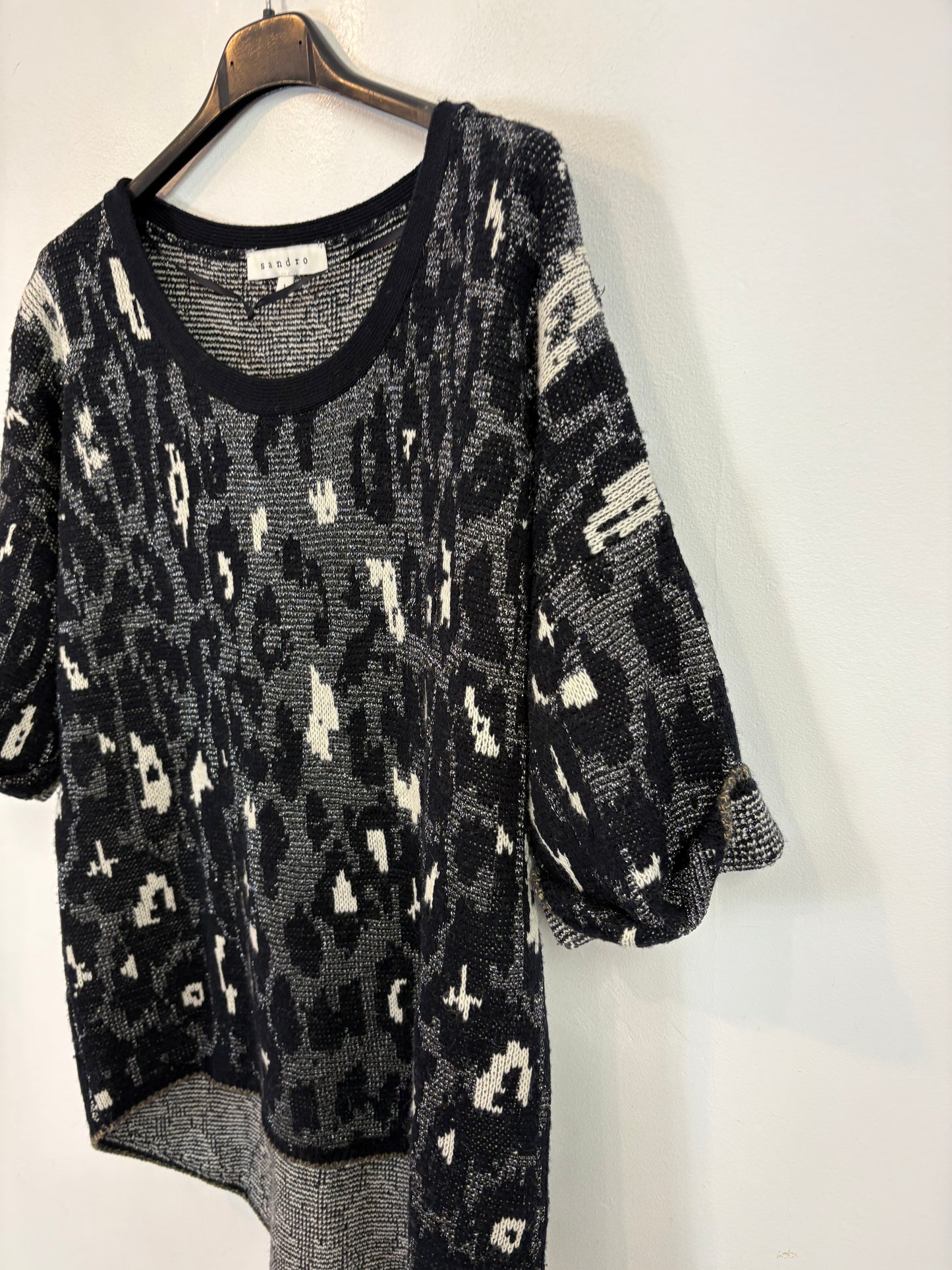 SANDRO. Top punto negro estampado lana