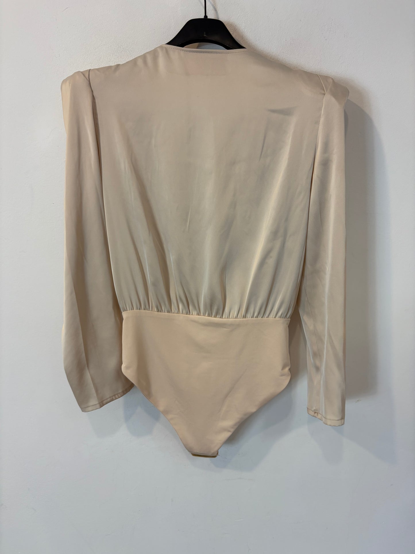 IQ COLLECTION. Body beige hombreras