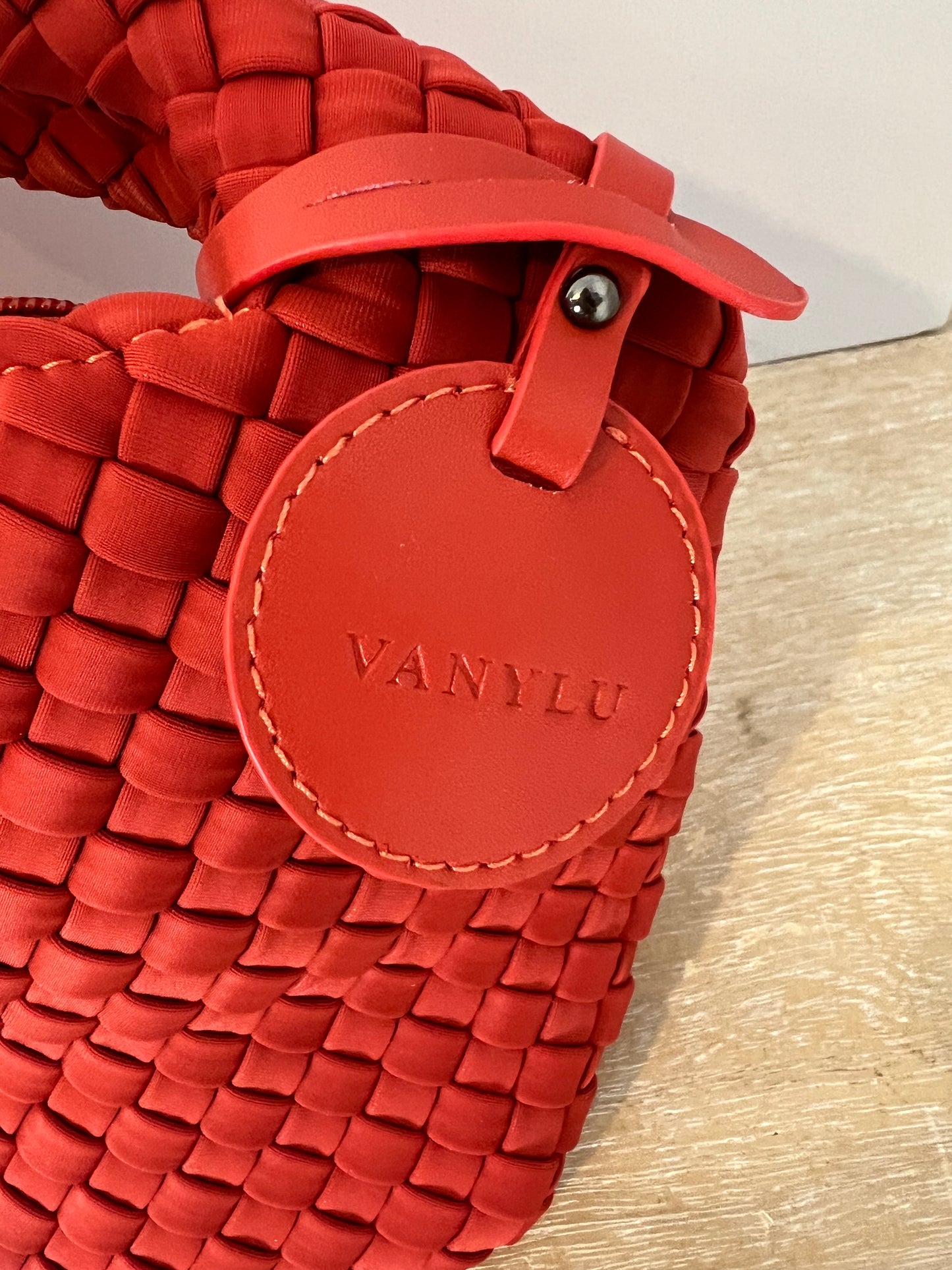 VANYLU. Bolso clutch trenzado rojizo