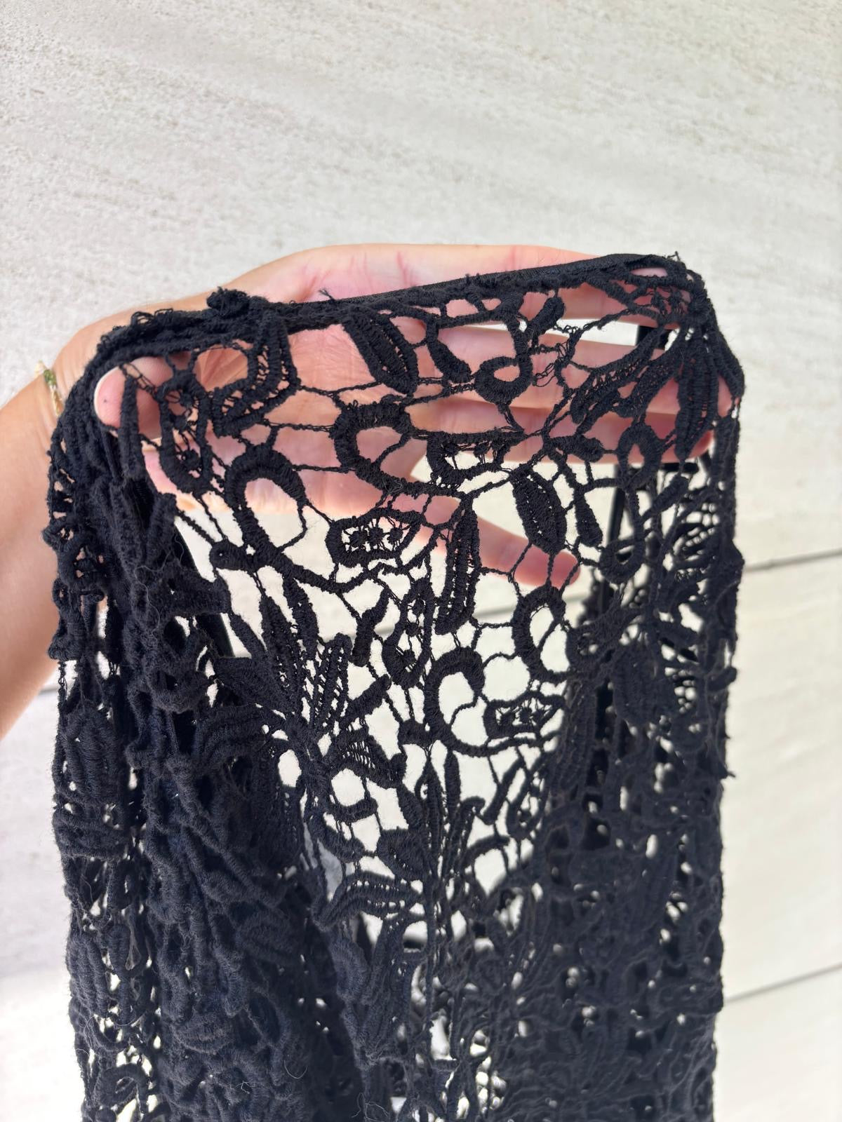ONDADEMAR. Poncho negro croché