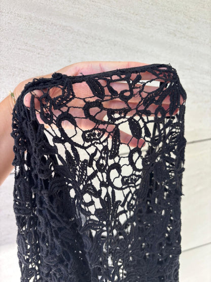 ONDADEMAR. Poncho negro croché