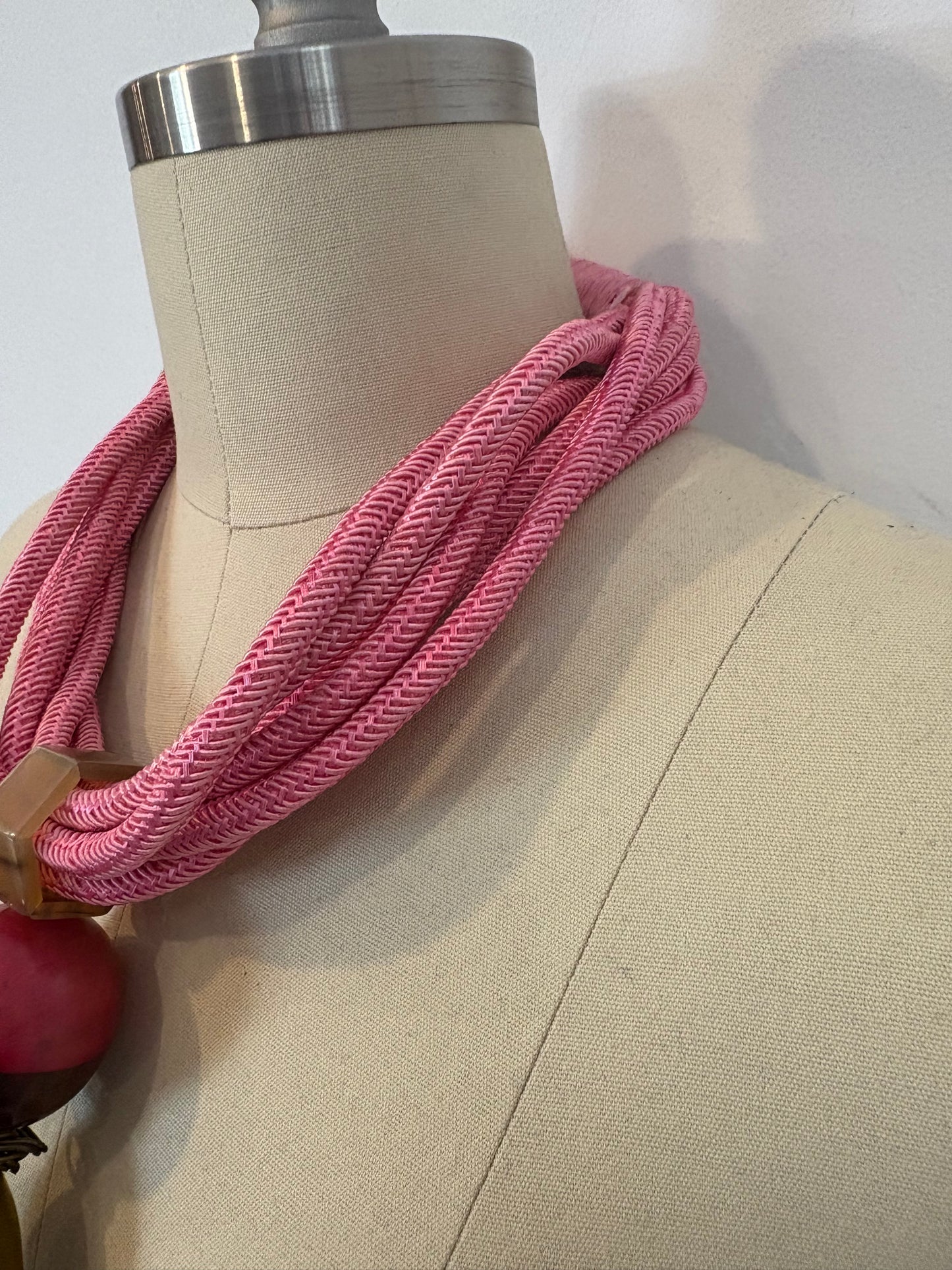 OTRAS. Collar cuerdas rosa