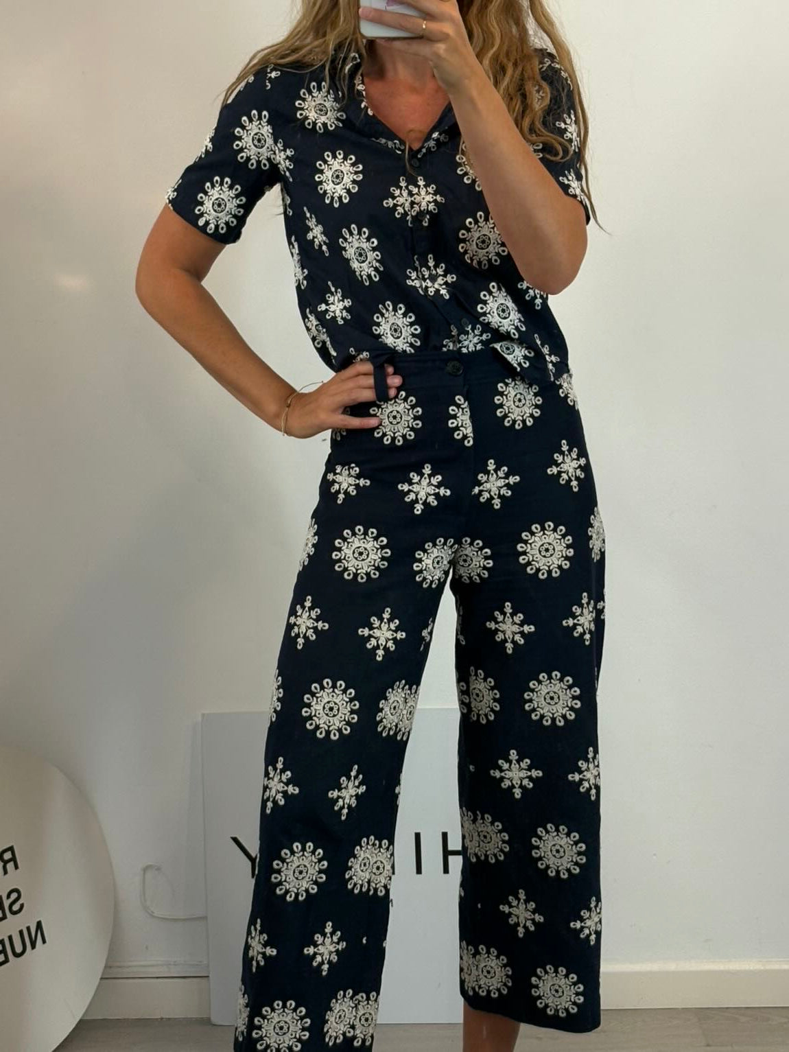 ZARA. Total look azul bordados con lino