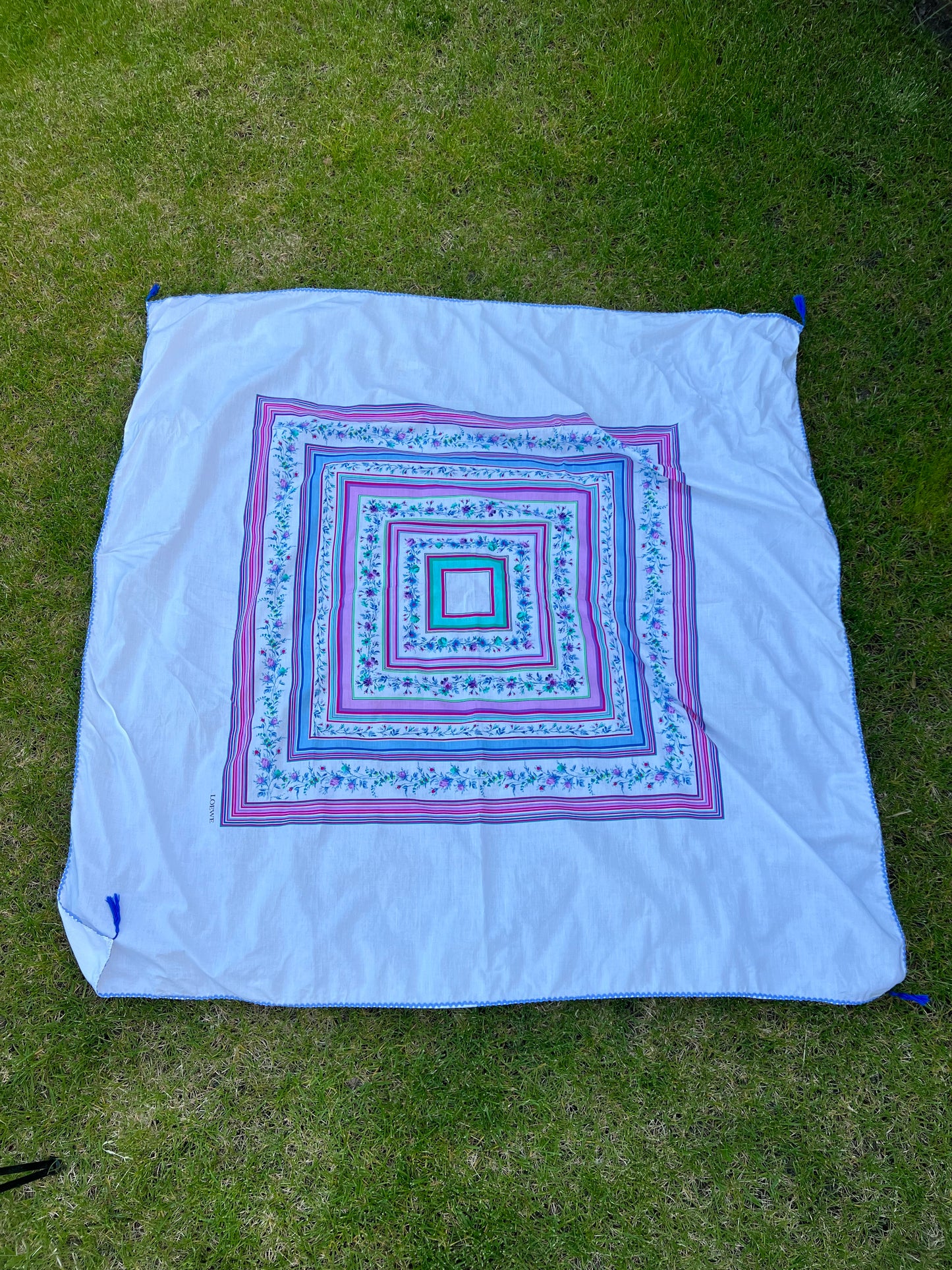 LOEWE. Pañuelo blanco estampado