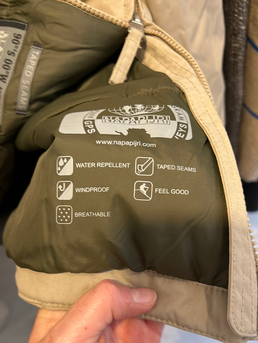 NAPAPIJRI. Abrigo beige bolsillo delantero. T L