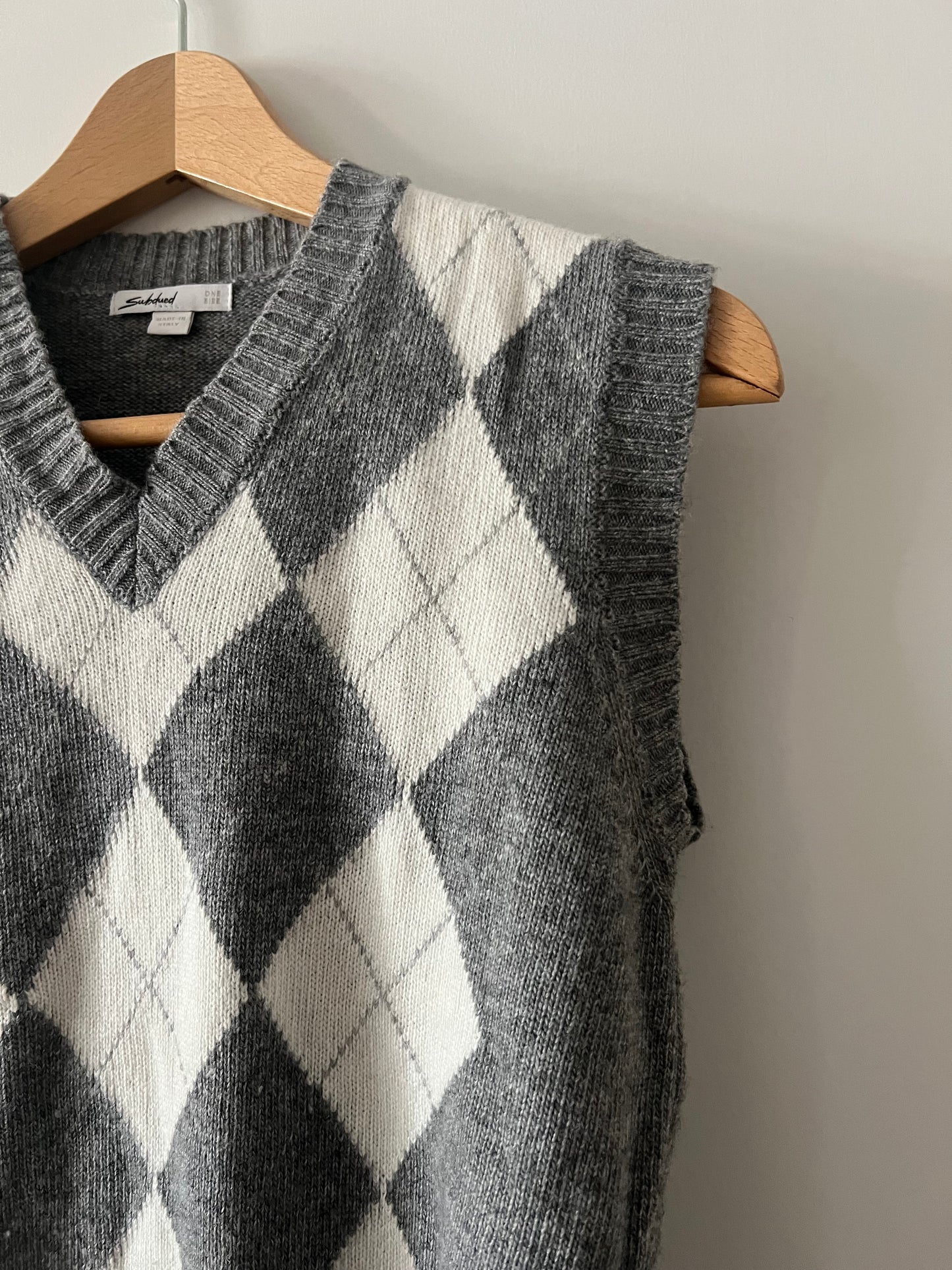 SUBDUED. Chaleco gris rombos