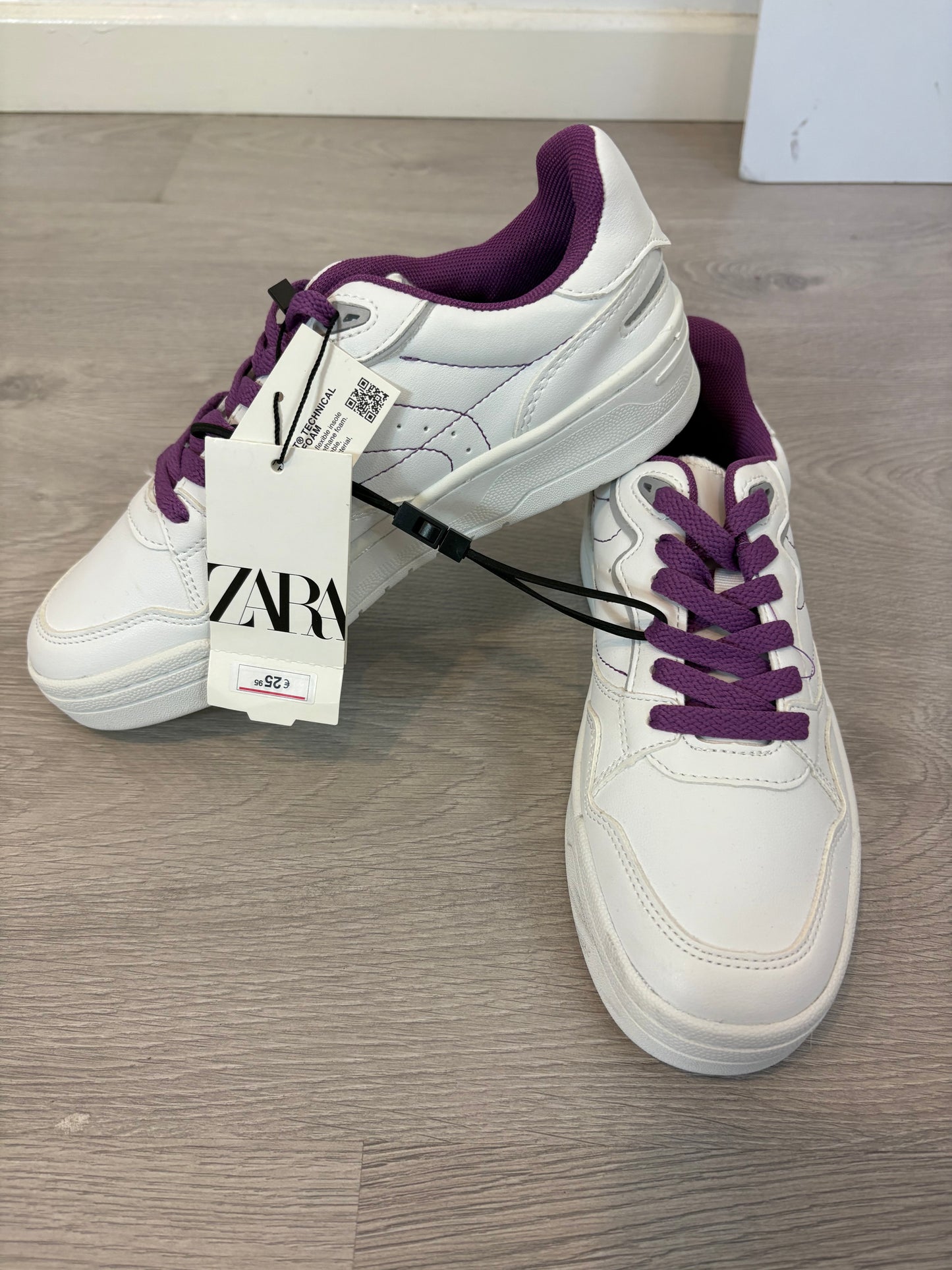 ZARA. White sneakers with purple laces. Size 37