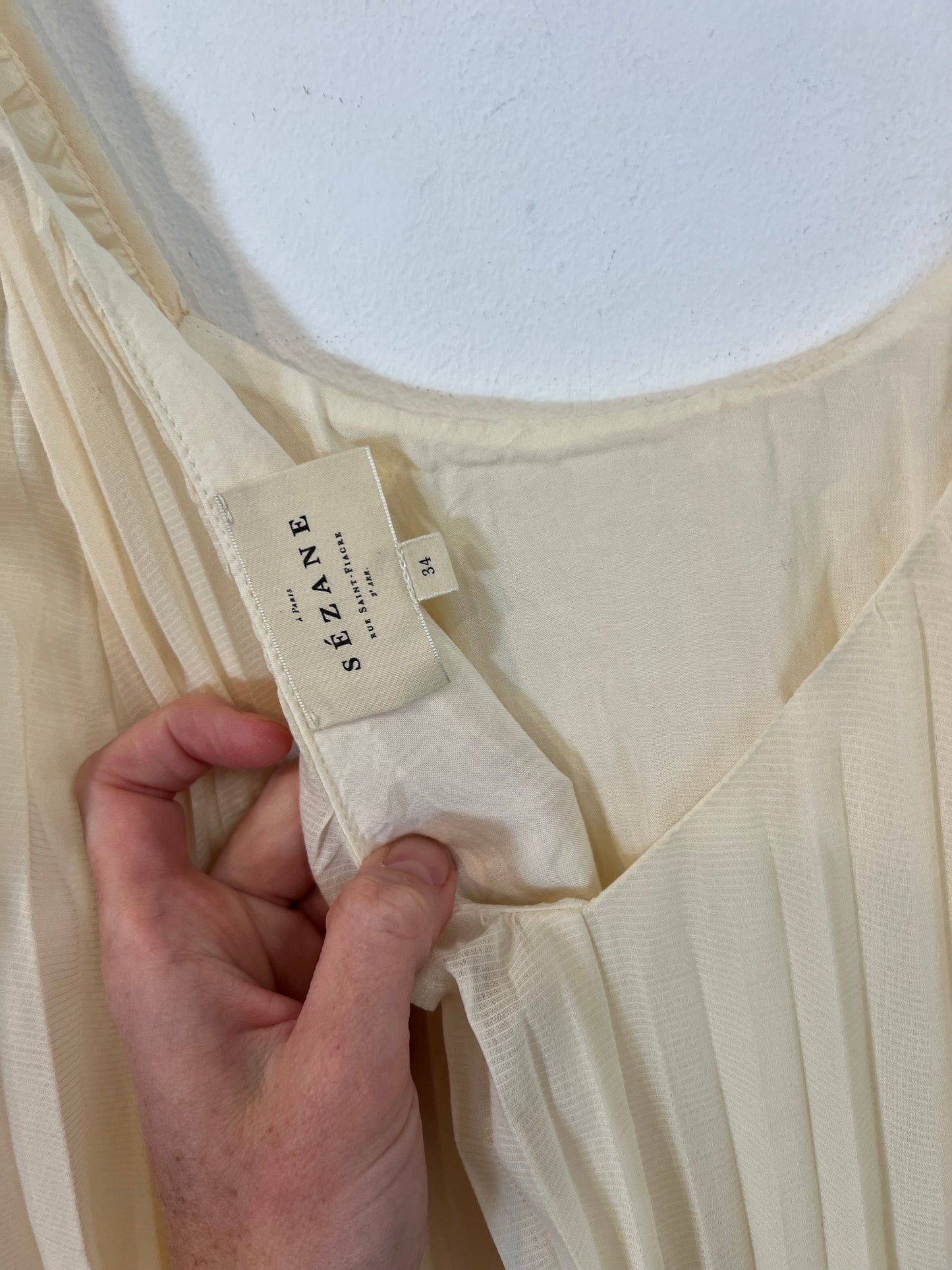 SÉZANE. Vestido plisado beige. T 34