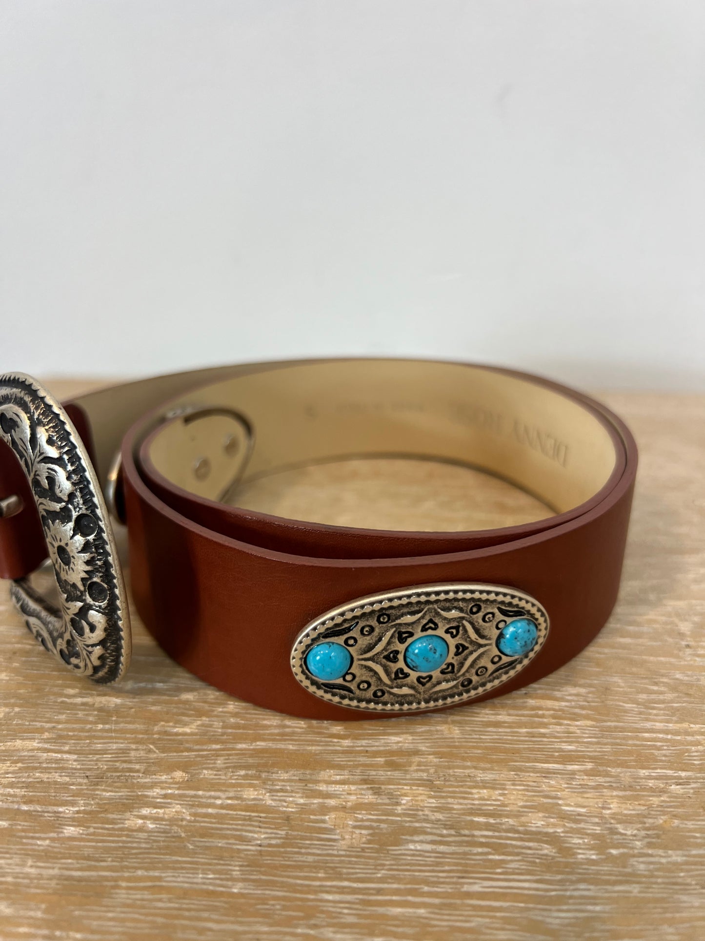 DENNY ROSE. Cinturón piel marrón piedras turquesa. T S