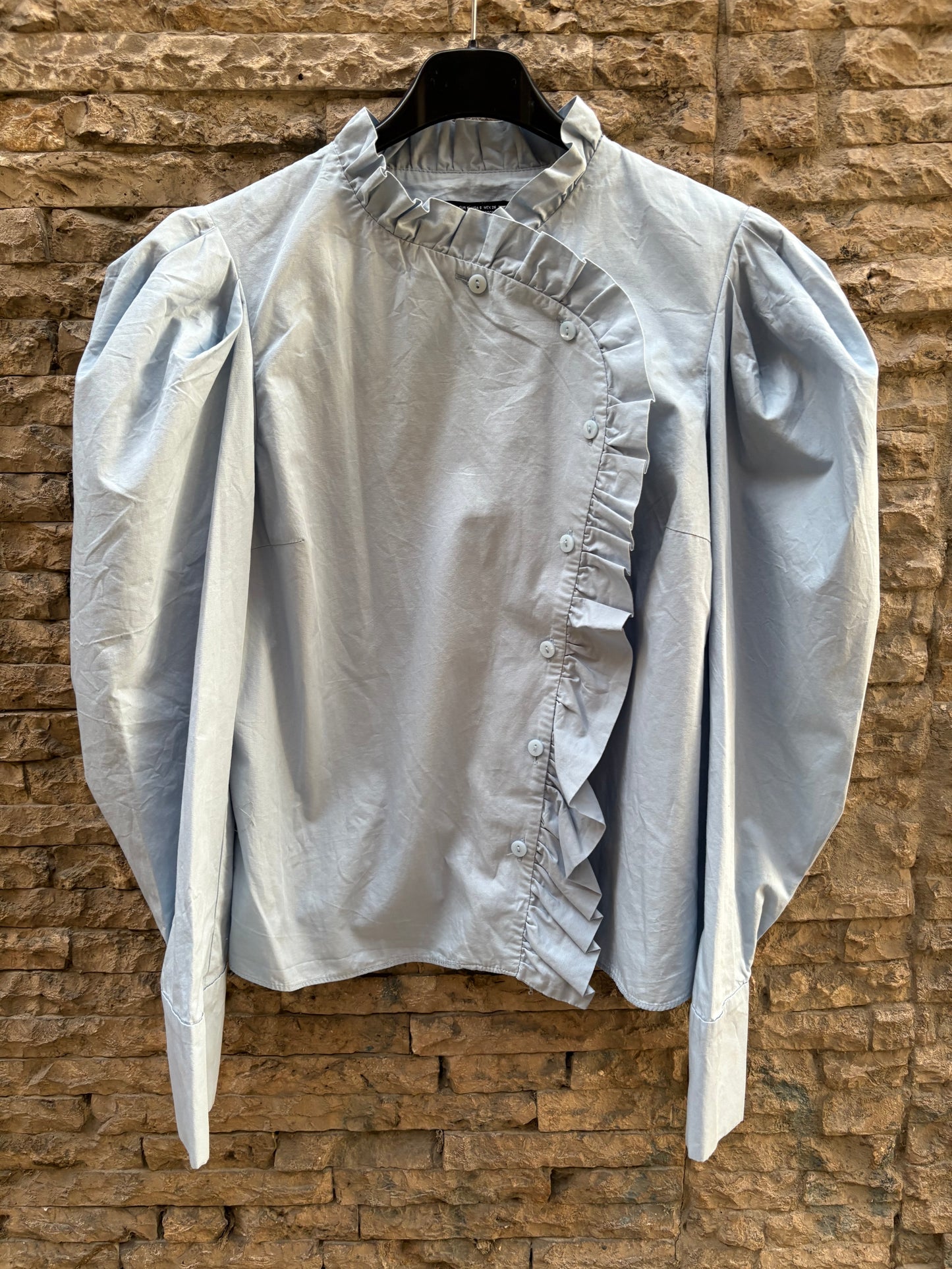 ZARA. Blusa azul volante