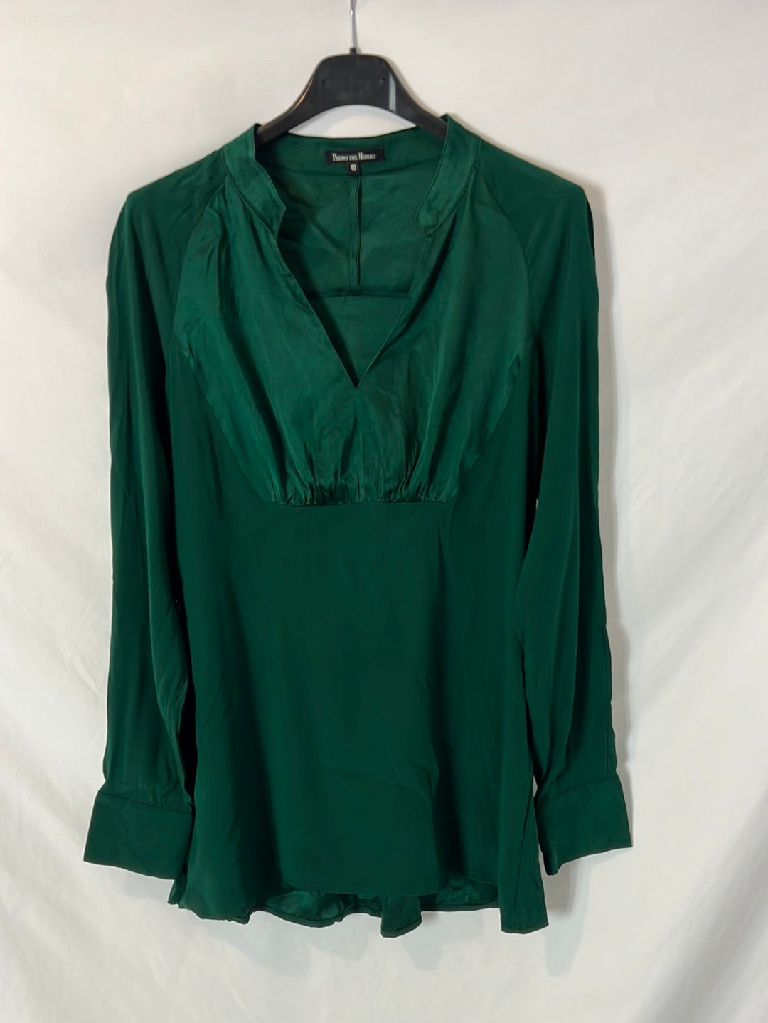PEDRO DE HIERRO. Blusa verde fluida T.40