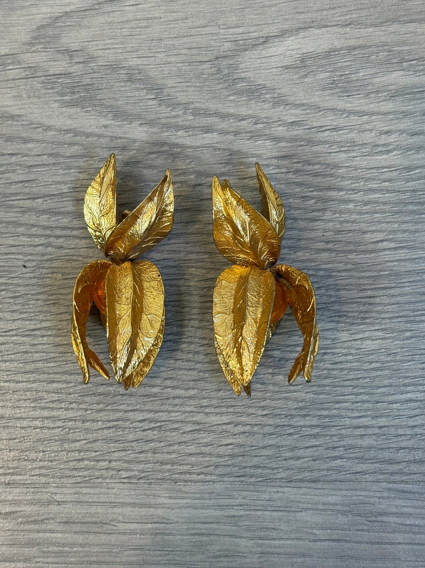 OTRAS. Pendiente estructura hojas ámbar