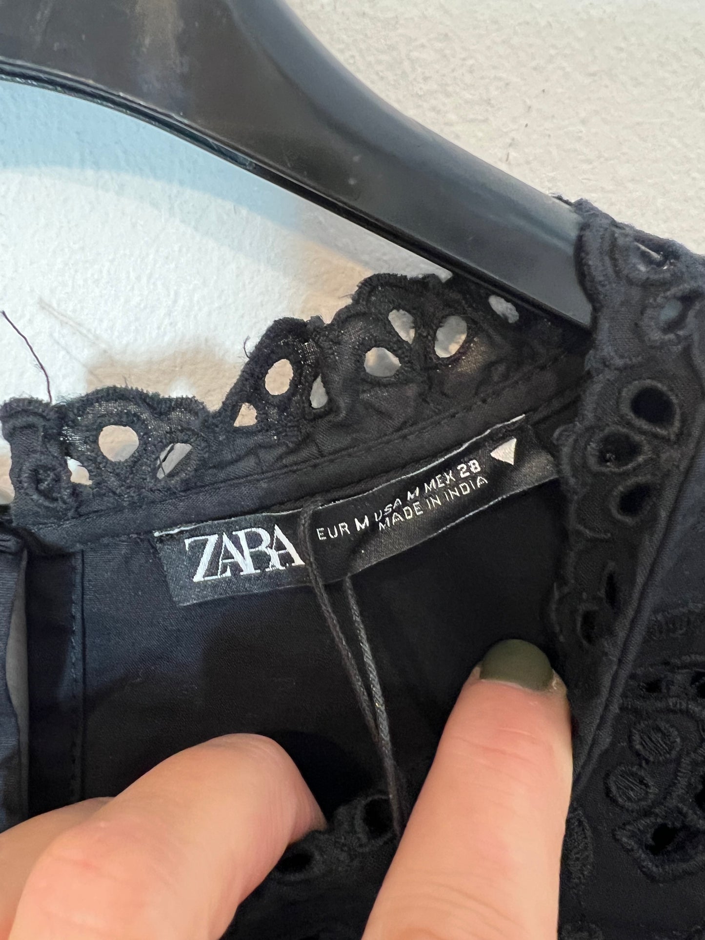 ZARA. Vestido negro detalles troquelados. T M