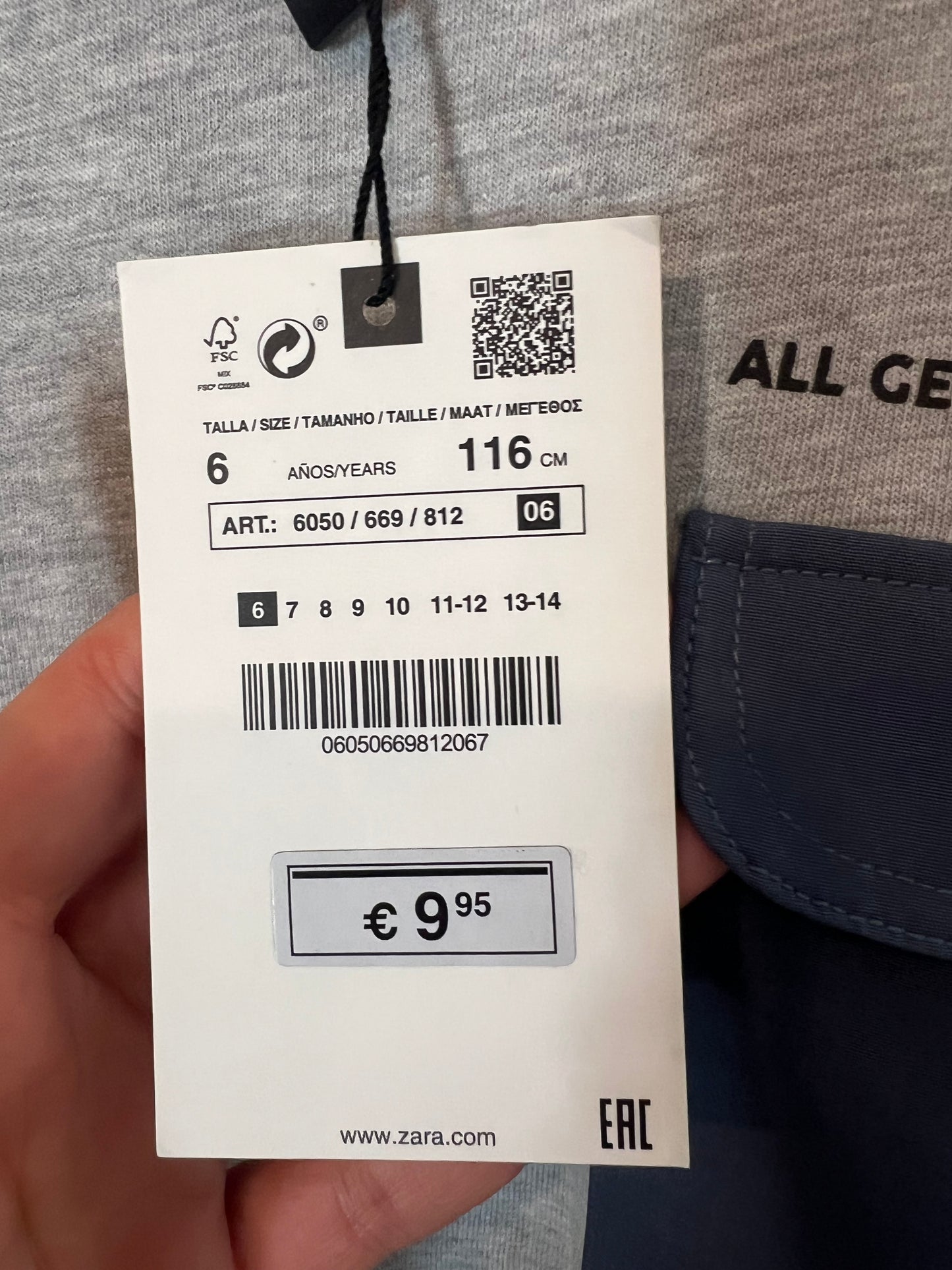 ZARA. Camiseta gris bolsillo. T 6 años