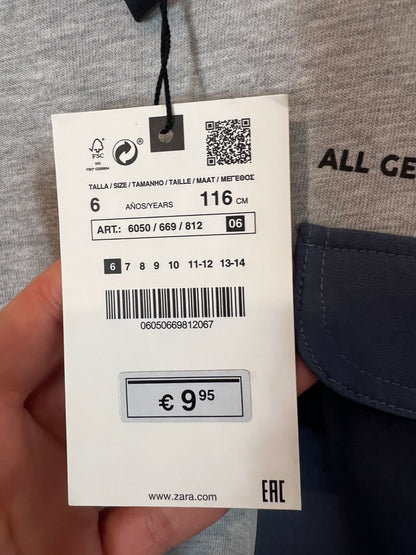 ZARA. Camiseta gris bolsillo. T 6 años