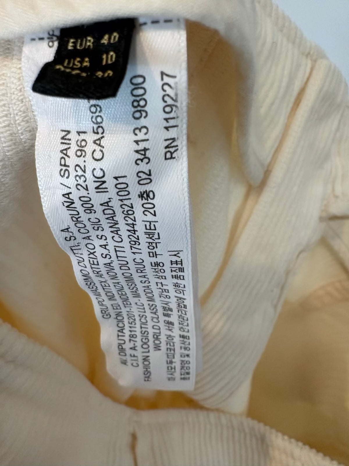 ZARA. Vestido midi plisado en crudo