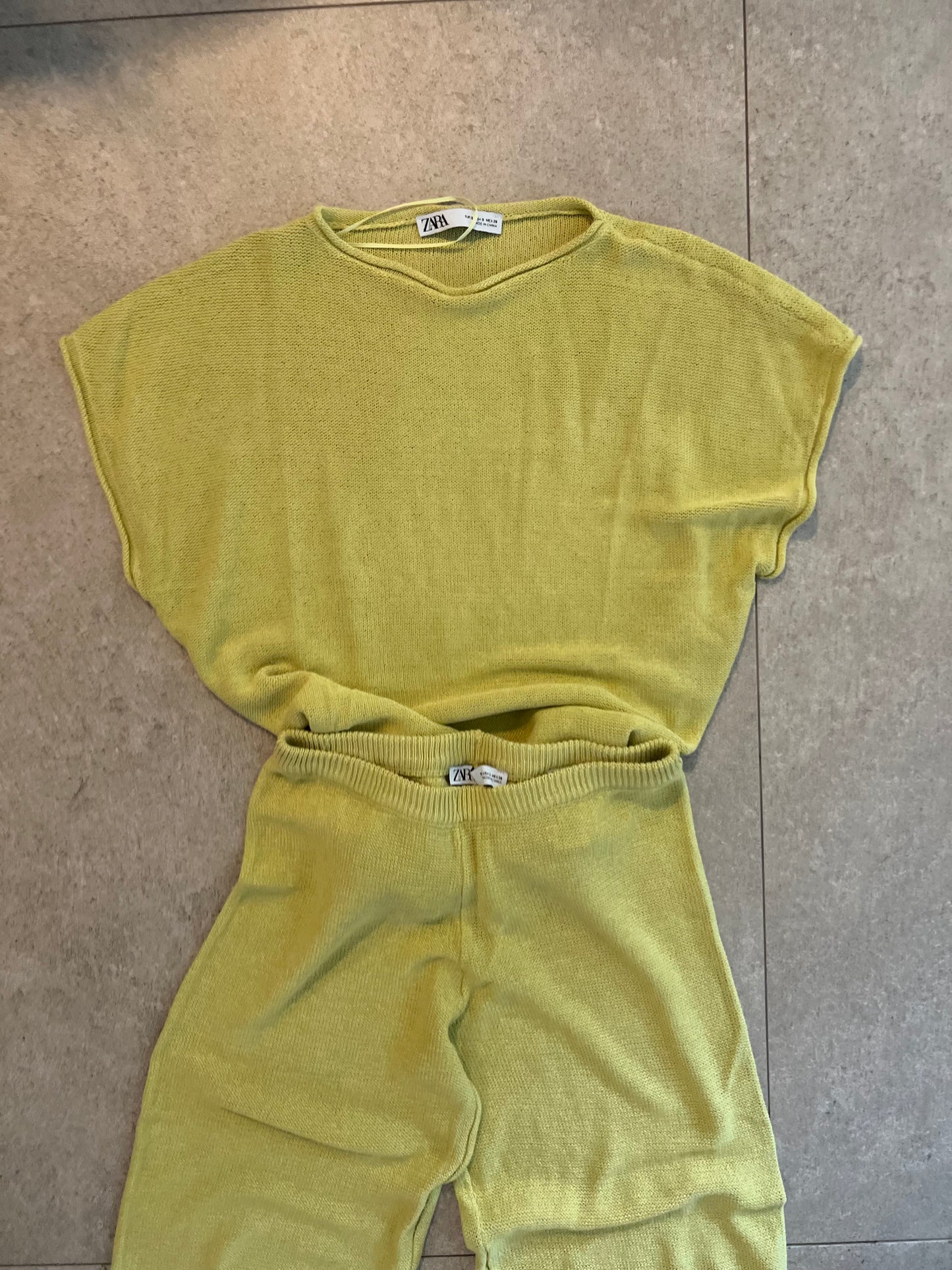ZARA. Conjunto verde lima de punto T.s