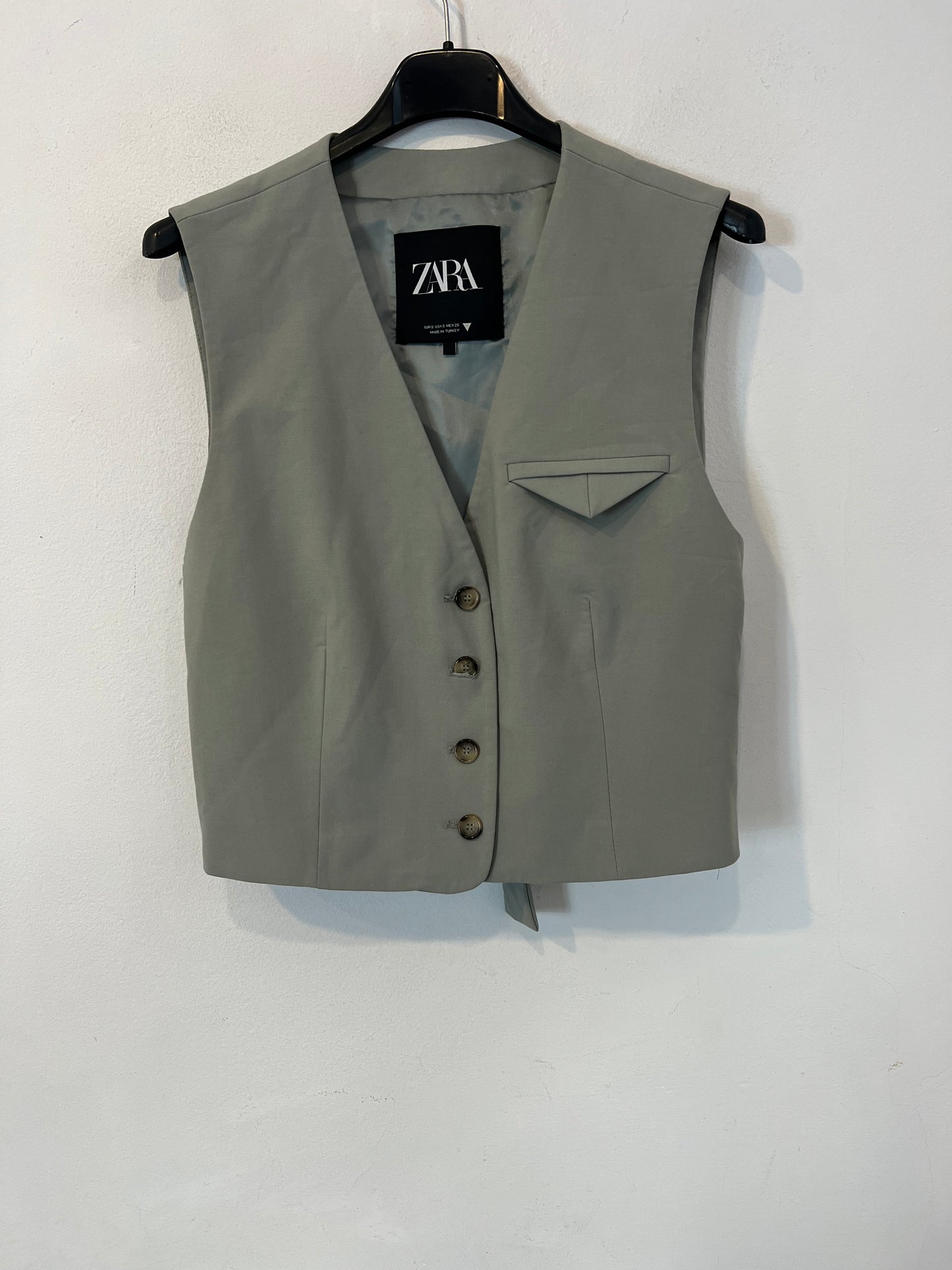 ZARA. Chaleco gris claro bolsillo