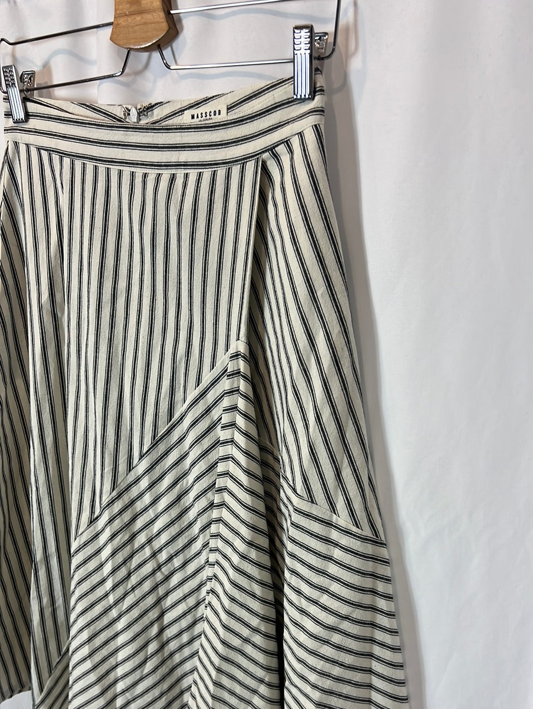 MASSCOB. Falda midi rayas asimétrica. T 36