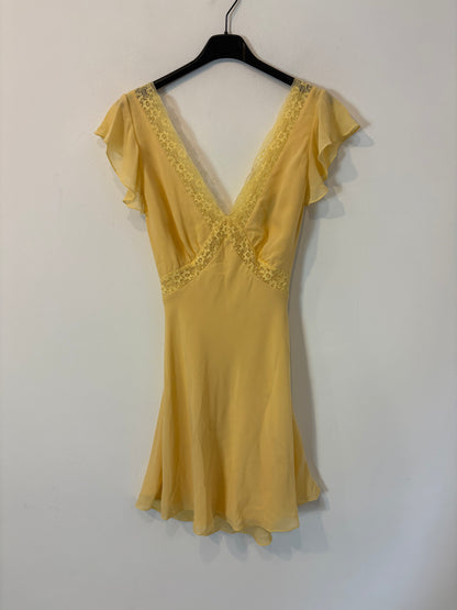 RÉALISATION. Vestido corto seda encajes. T M