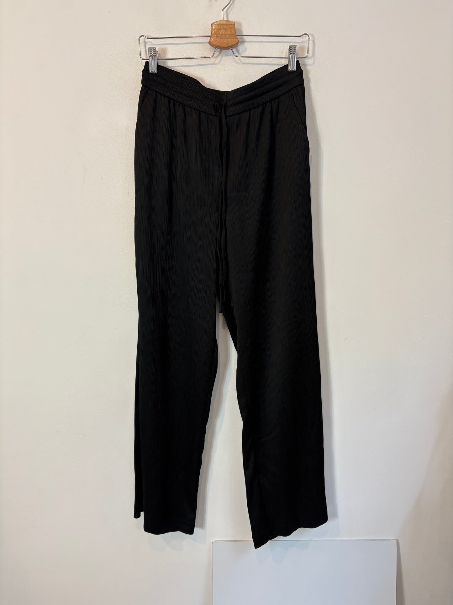 ZARA. Pantalón negro fluido textura