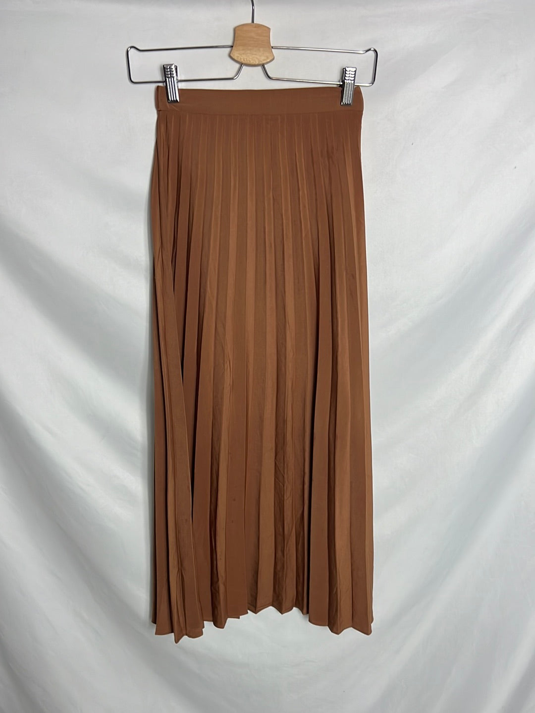 PULL&BEAR . Falda midi camel plisada. T S