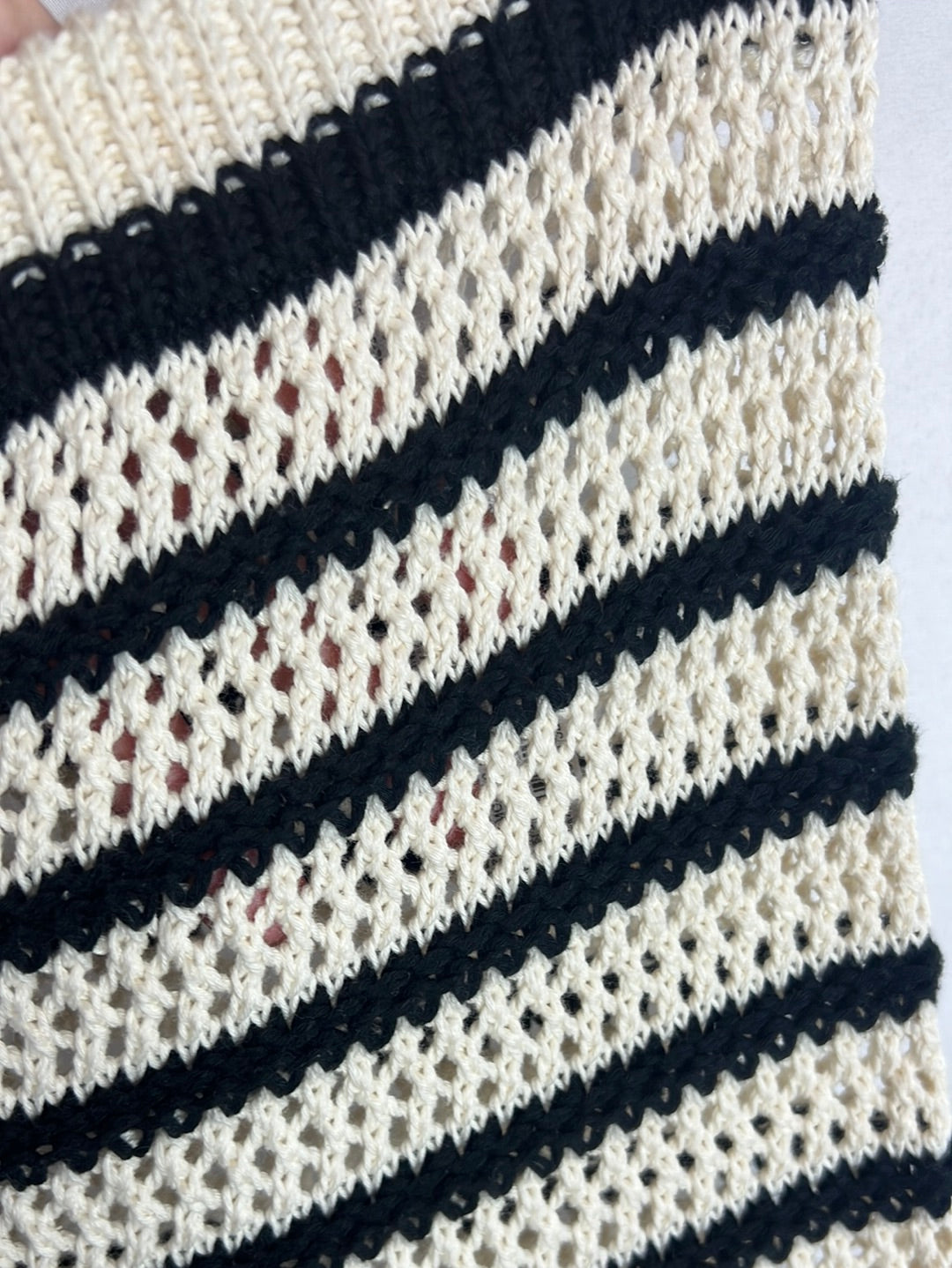 ZARA. Pantalón crochet beige y negro. T M