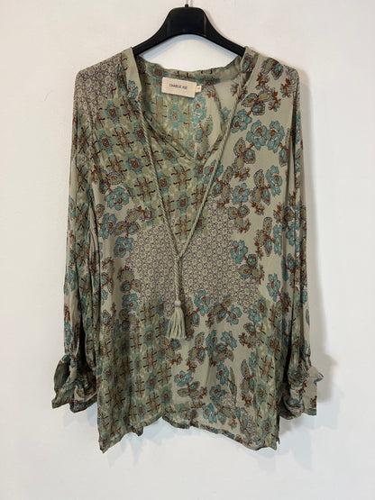 CHARLIE JOE. Blusa estampada tonos verdes. T S