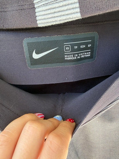 NIKE. Conjunto malla y top gris. T XS/S