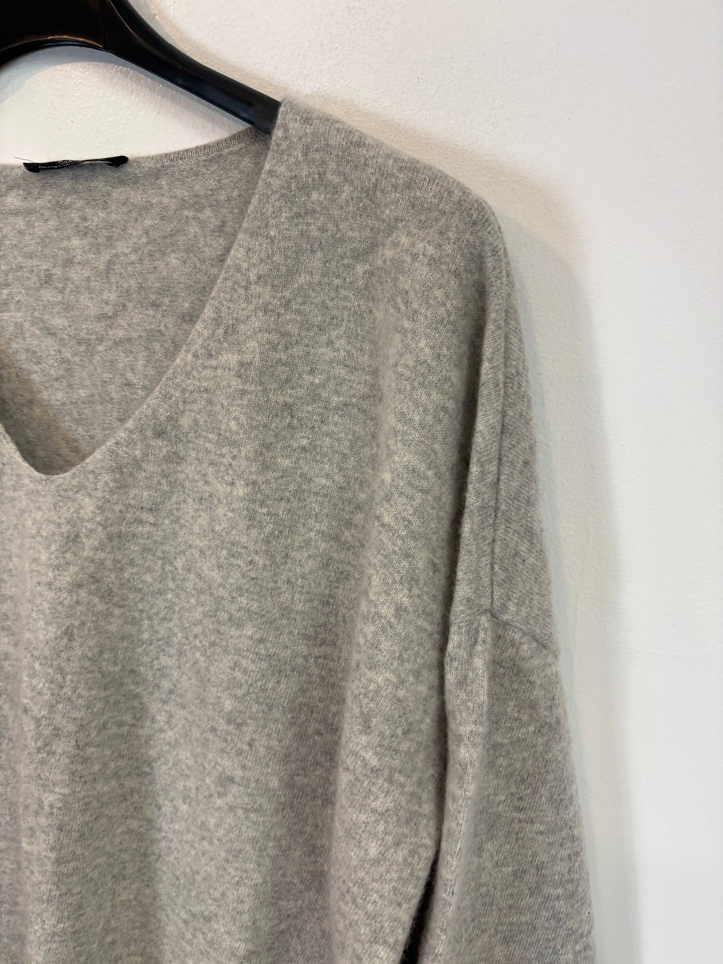 PARFOIS. Gray cashmere V-neck sweater. TM