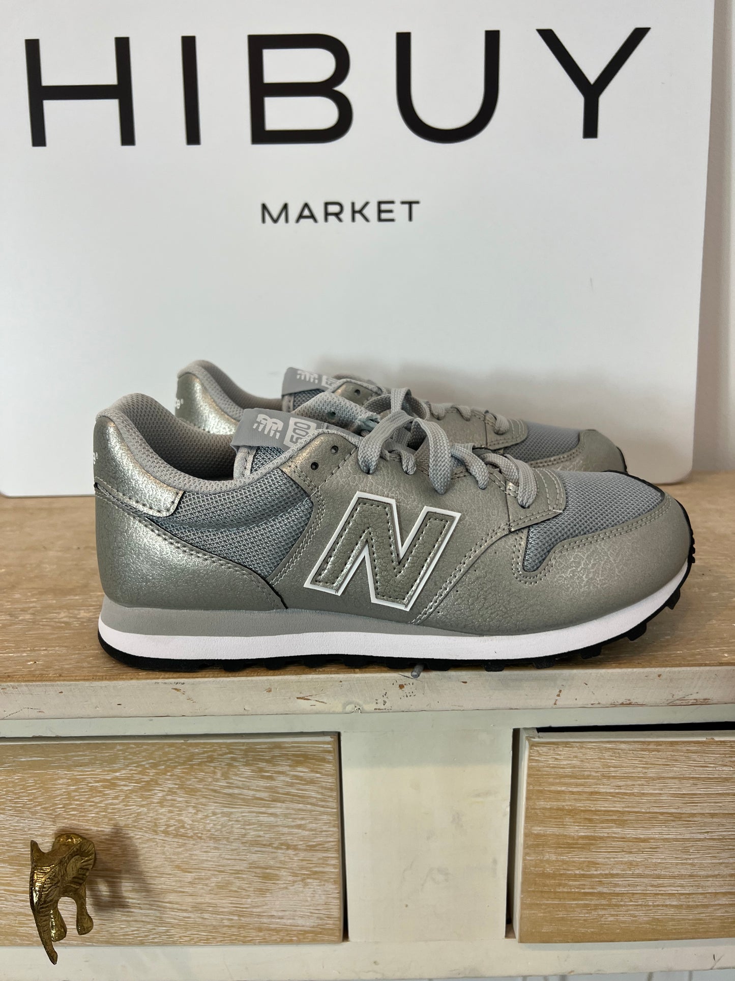 NEW BALANCE. Zapatillas plateadas logo. T 40