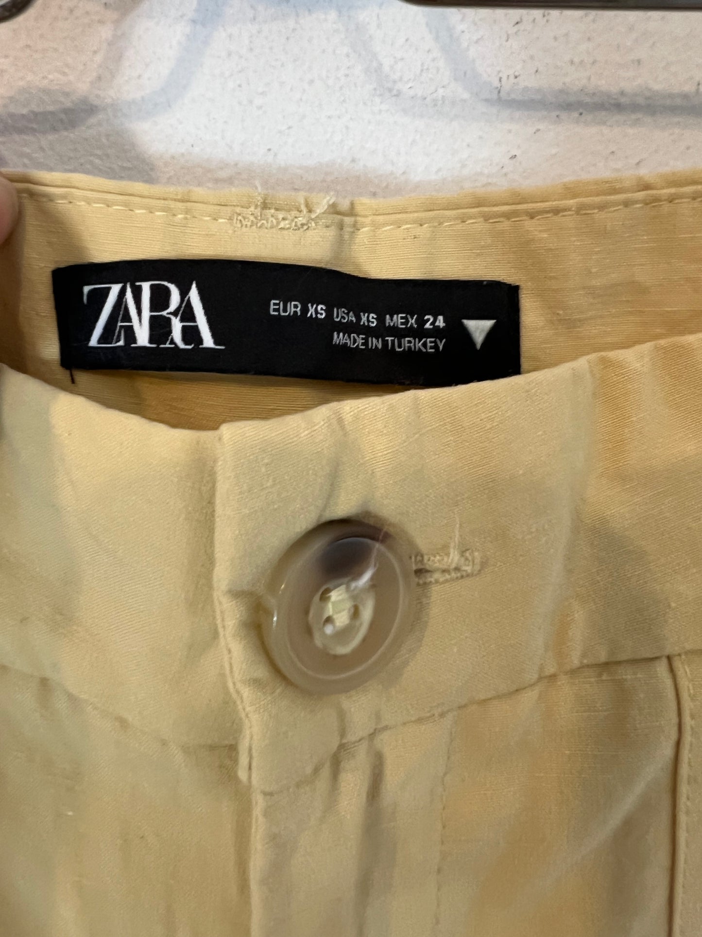 ZARA. Pantalón beige con lino bolillos. T XS