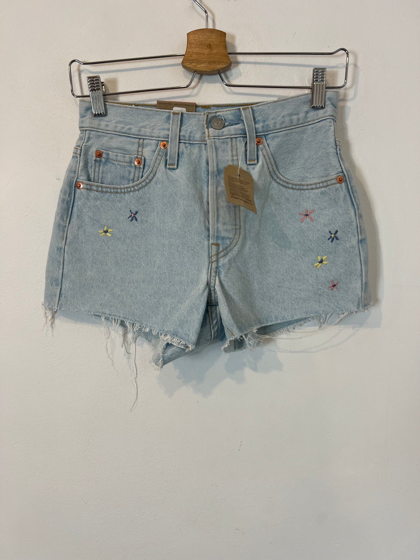 LEVI'S. Embroidered flower shorts T.24(34)