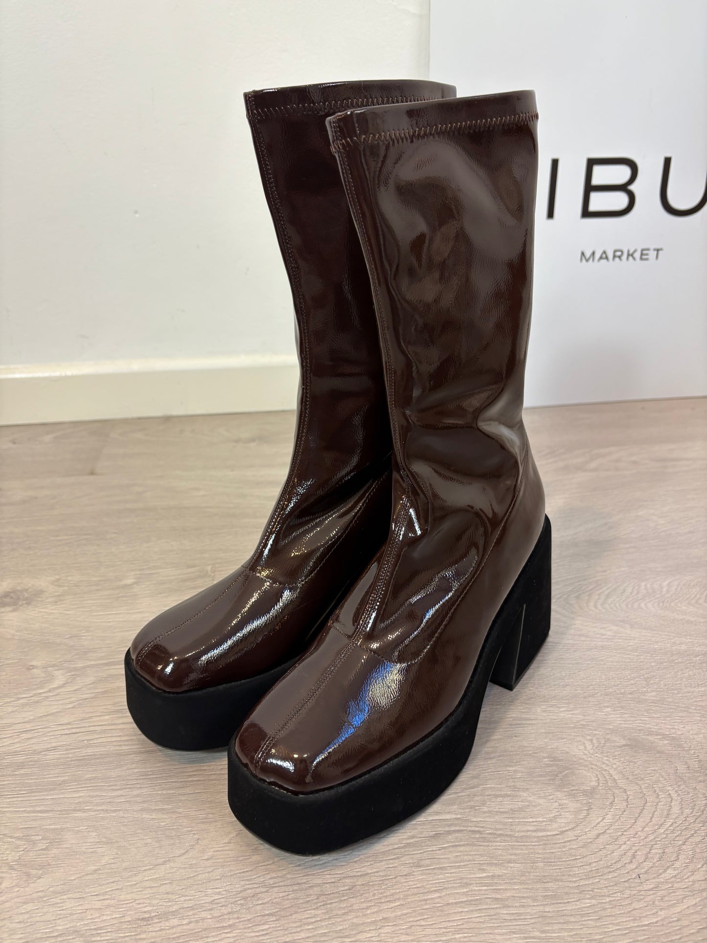 MIM. Botas marrones charol