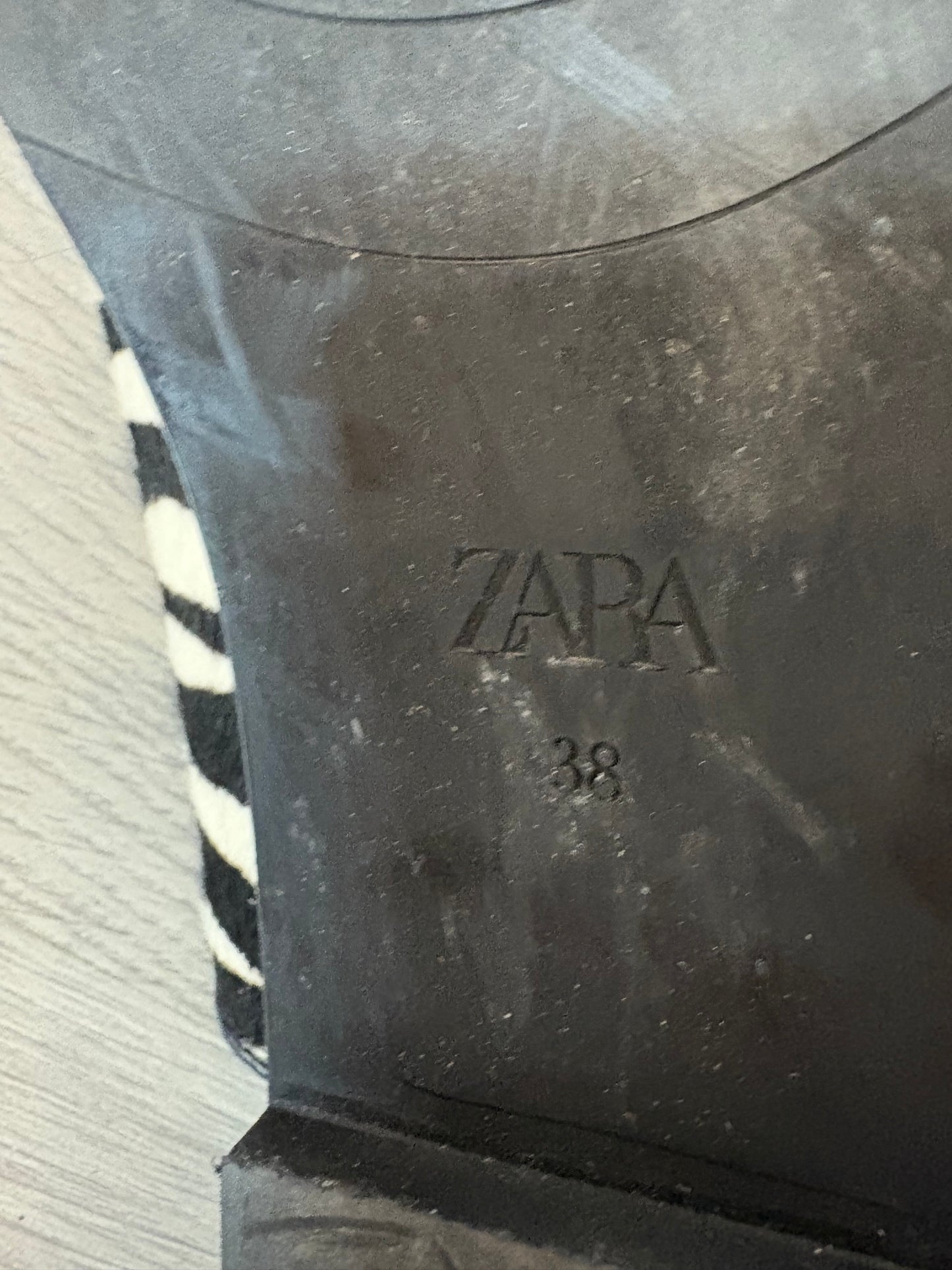 ZARA. Mules animal print textura. T 38