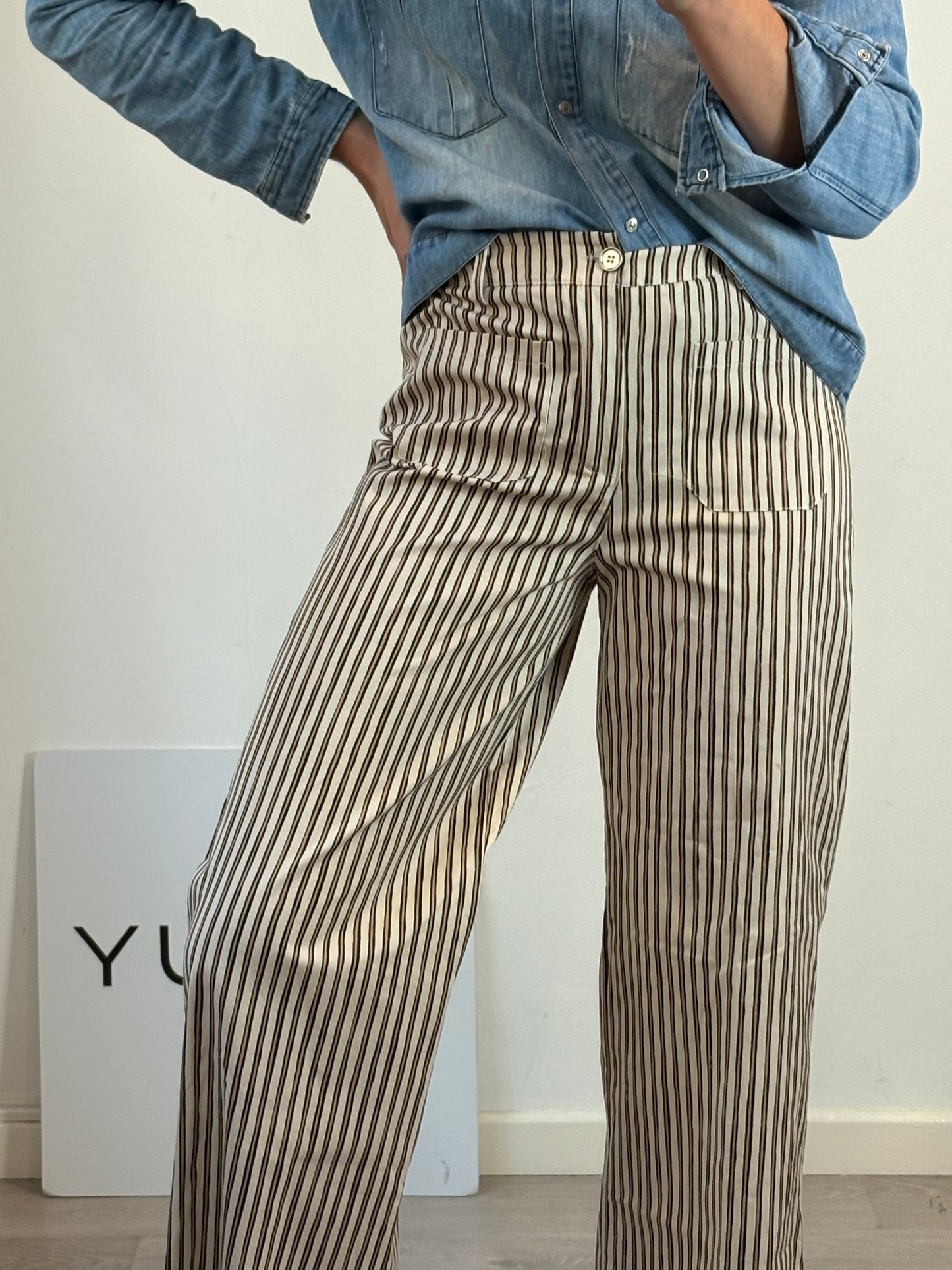 OTRAS. Pantalón rayas pata ancha
