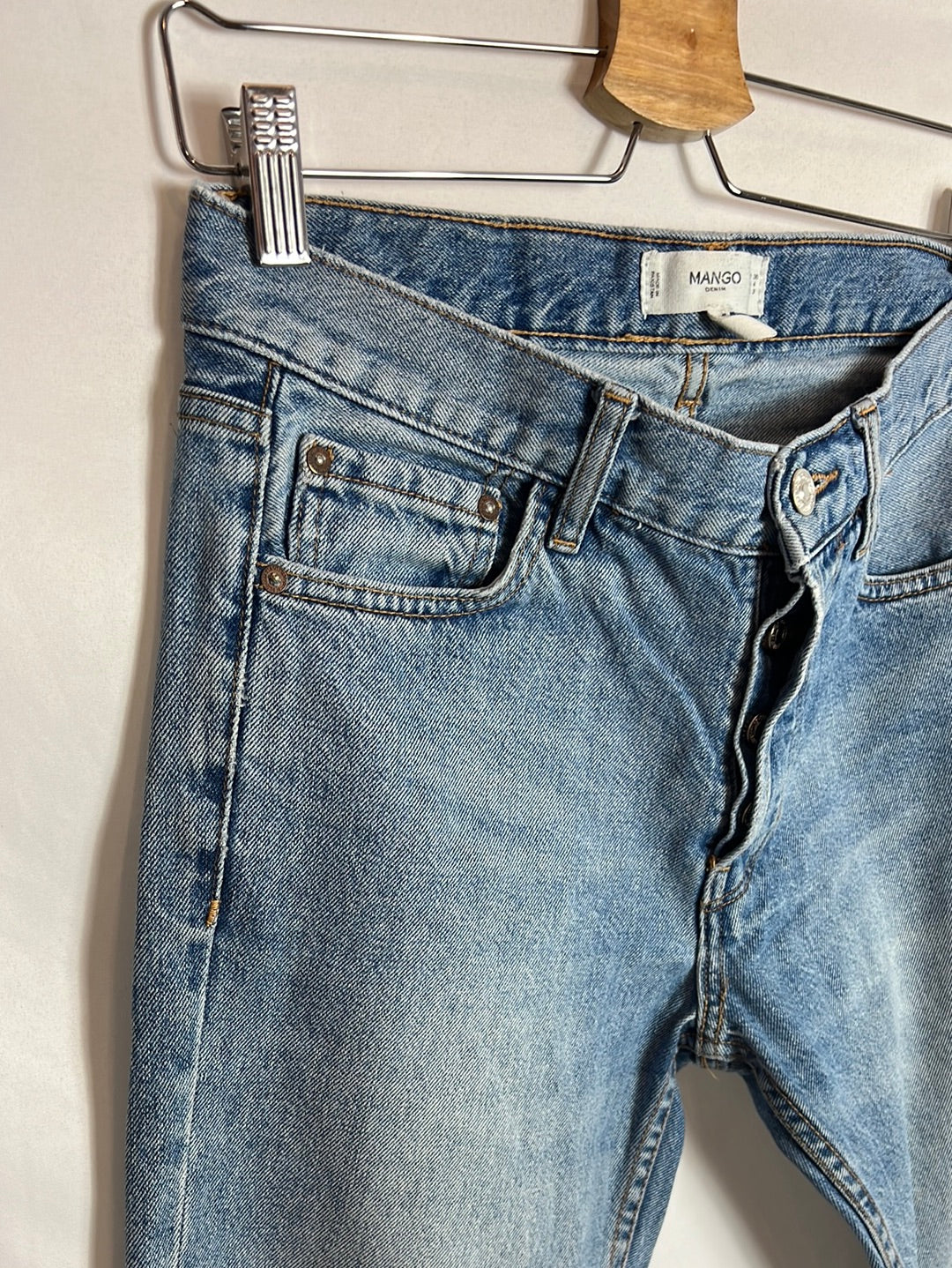 MANGO. Denim recto abotonado. T 36